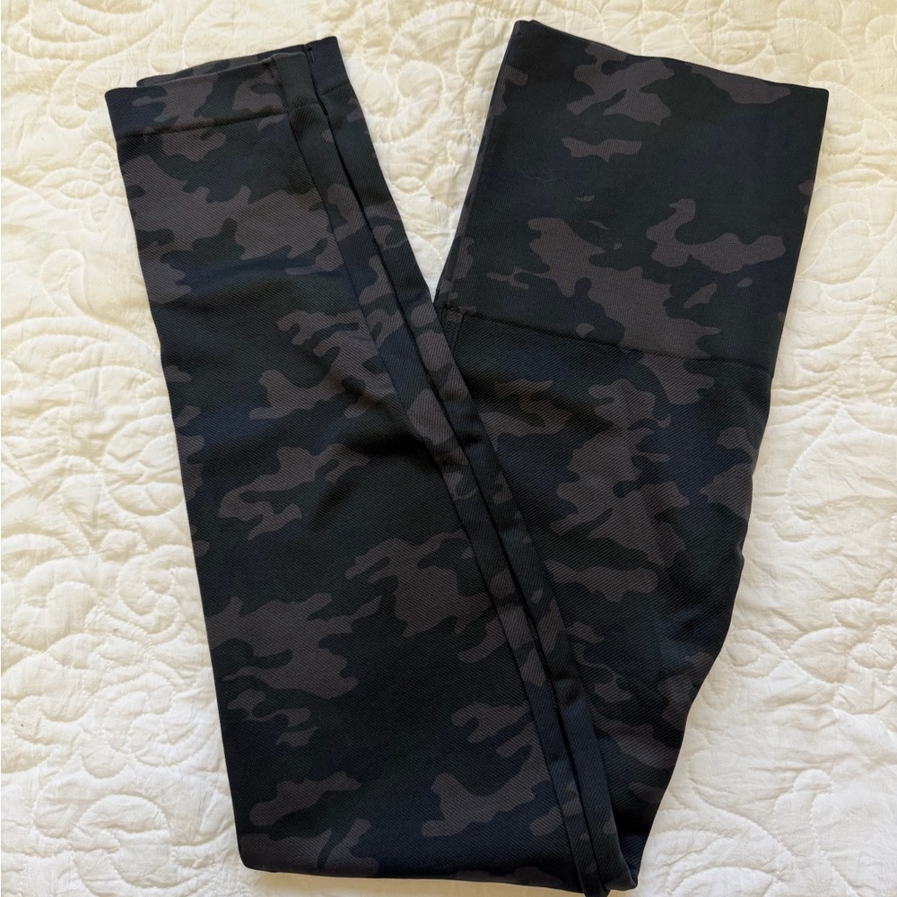 SPANX Women’s Black and Gray Camouflage Joggers
